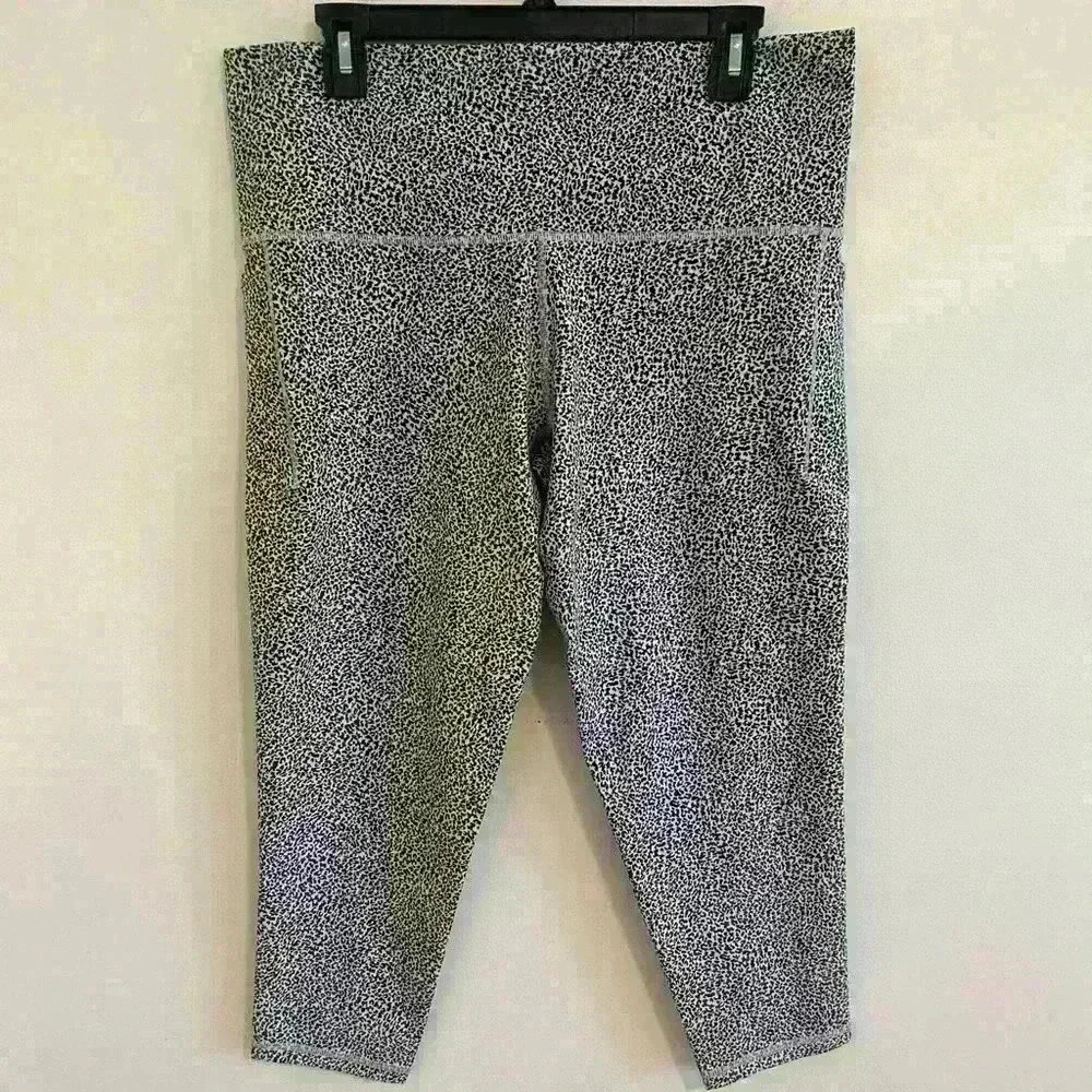 Athleta Size 1X Salutation Stash II Textured Tight Leggings Cropped Black White